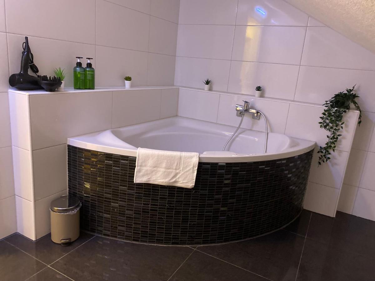 Deluxe Business Suite Mit Netflix Premium & Parkplatz, Zentral Zu Audi & Schwarz Gruppe With 2 Bedrooms Bad Friedrichshall Eksteriør bilde