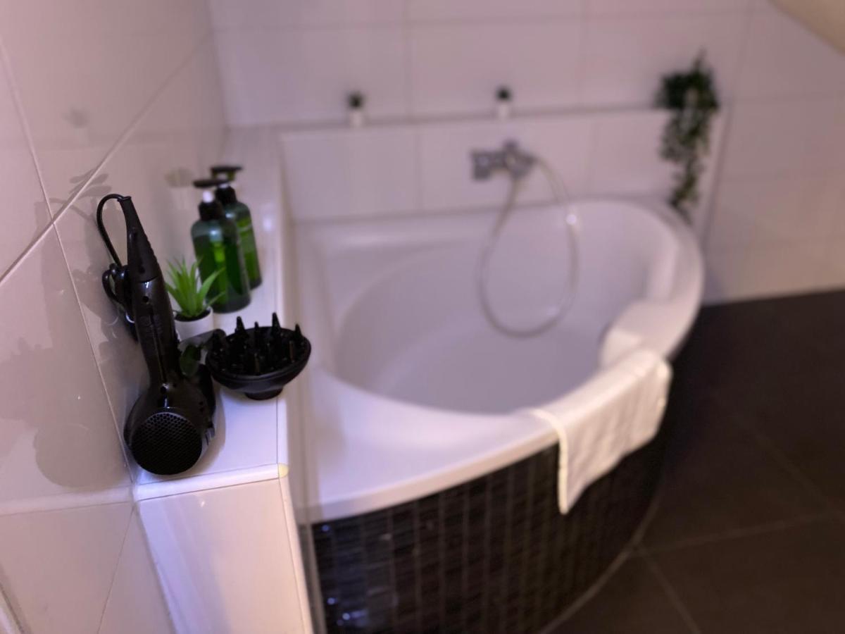 Deluxe Business Suite Mit Netflix Premium & Parkplatz, Zentral Zu Audi & Schwarz Gruppe With 2 Bedrooms Bad Friedrichshall Eksteriør bilde