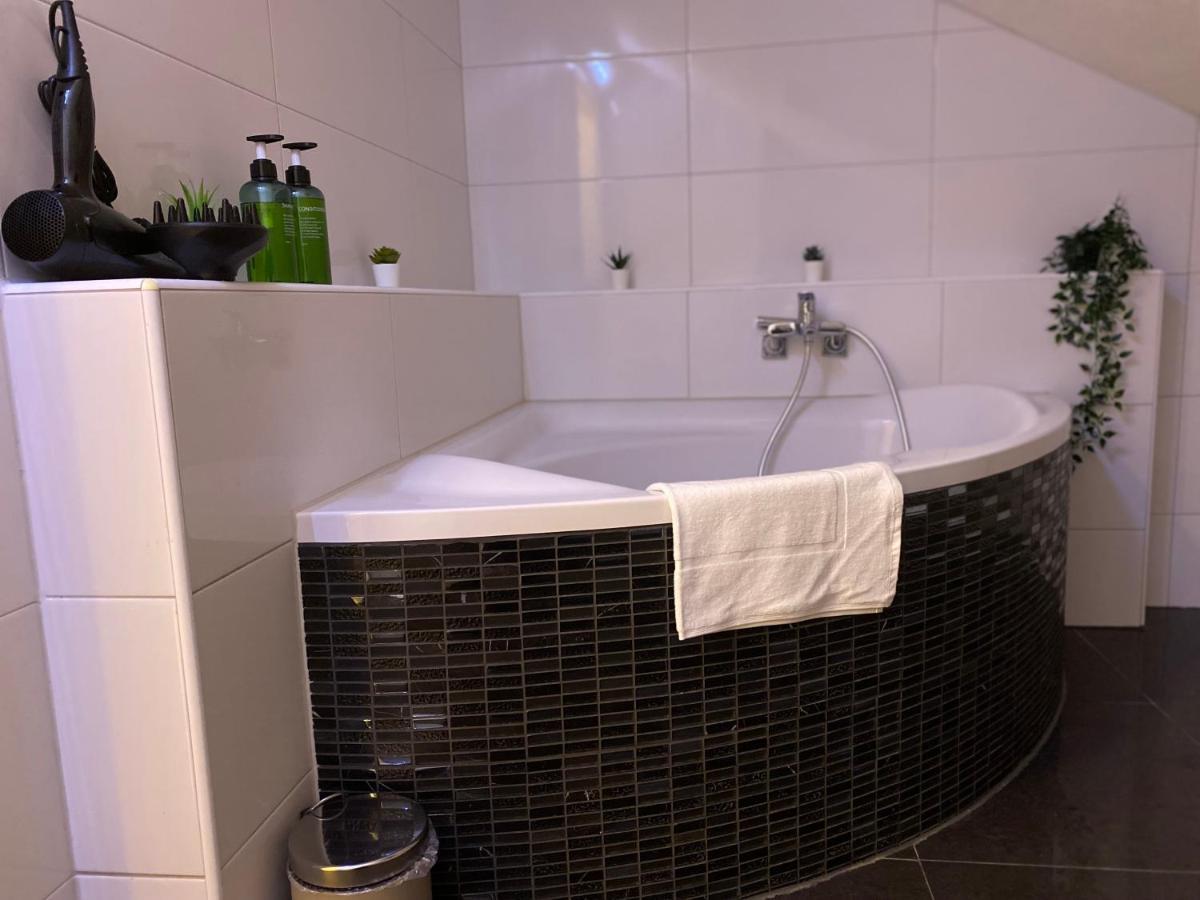 Deluxe Business Suite Mit Netflix Premium & Parkplatz, Zentral Zu Audi & Schwarz Gruppe With 2 Bedrooms Bad Friedrichshall Eksteriør bilde